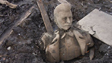 Разрушенный памятник Иосифу Виссарионовичу Сталину, поднятый со дна пруда в городе Куса Челябинской области Разрушенный памятник Иосифу Виссарионовичу Сталину, поднятый со дна пруда в городе Куса Челябинской области