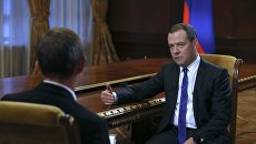 Председатель правительства РФ Дмитрий Медведев во время интервью газете Коммерсантъ. 6 августа 2018 Председатель правительства РФ Дмитрий Медведев во время интервью газете Коммерсантъ. 6 августа 2018