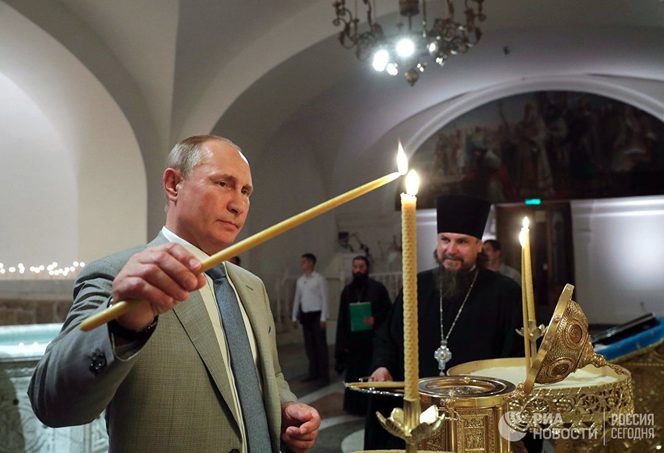 Президент РФ Владимир Путин во время посещения Владимирского кафедрального собора на территории Государственного историко-археологического музея-заповедника Херсонес Таврический Президент РФ Владимир Путин во время посещения Владимирского кафедрального собора на территории Государственного историко-археологического музея-заповедника Херсонес Таврический