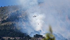 Вертолет МЧС РФ тушит возгорание в ущелье Уч-Кош в районе Ялты. Архивное фото Вертолет МЧС РФ тушит возгорание в ущелье Уч-Кош в районе Ялты. Архивное фото