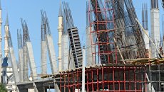 Рабочие армируют каркас здания торгово-развлекательного центра Грозный молл в Грозном Рабочие армируют каркас здания торгово-развлекательного центра Грозный молл в Грозном