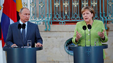Президент России Владимир Путин и канцлер Германии Ангела Меркель во время совместной пресс-конференции. 18 августа 2018 Президент России Владимир Путин и канцлер Германии Ангела Меркель во время совместной пресс-конференции. 18 августа 2018