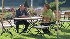 Президент РФ Владимир Путин и федеральный канцлер ФРГ Ангела Меркель во время встречи в резиденции правительства ФРГ Мезеберг. 18 августа 2018 Президент РФ Владимир Путин и федеральный канцлер ФРГ Ангела Меркель во время встречи в резиденции правительства ФРГ Мезеберг. 18 августа 2018