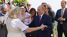 Президент РФ Владимир Путин танцует с министром иностранных дел Австрии Карин Кнайсль на ее свадьбе. 18 августа 2018 Президент РФ Владимир Путин танцует с министром иностранных дел Австрии Карин Кнайсль на ее свадьбе. 18 августа 2018