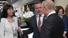 Президент РФ Владимир Путин, Герхард Шредер и Со Ен Ким. Архивное фото Президент РФ Владимир Путин, Герхард Шредер и Со Ен Ким. Архивное фото