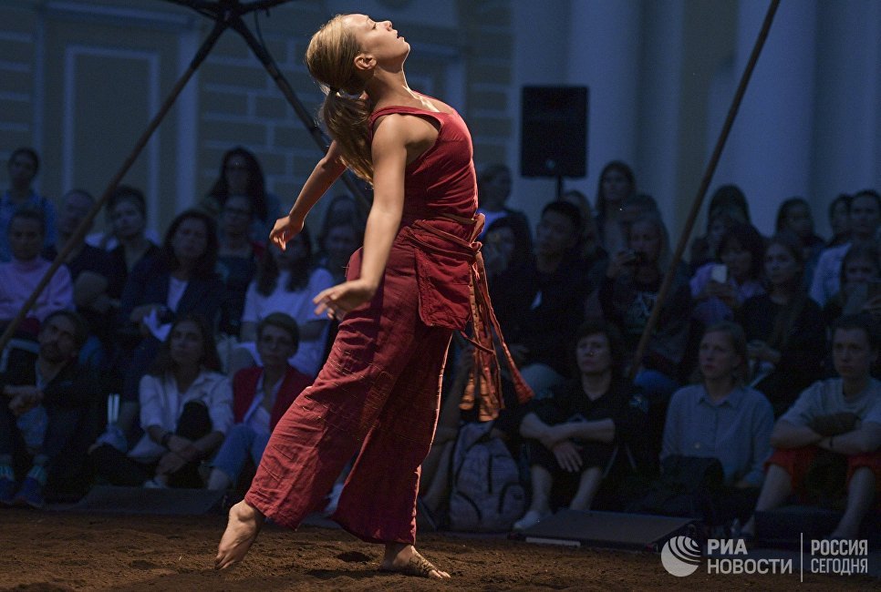 Артистка в сцене из спектакля Рождение Феникса (Vertigo Dance Company, Израиль) в рамках фестиваля современного танца Open Look в Санкт-Петербурге Артистка в сцене из спектакля Рождение Феникса (Vertigo Dance Company, Израиль) в рамках фестиваля современного танца Open Look в Санкт-Петербурге