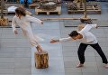 Участники открытого перформанса мастерской Дмитрия Брусникина Лес, проходящего в рамках открытия XX Международного фестиваля современного танца Open Look в Санкт-Петербурге Участники открытого перформанса мастерской Дмитрия Брусникина Лес, проходящего в рамках открытия XX Международного фестиваля современного танца Open Look в Санкт-Петербурге