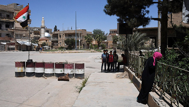 Жители на улице в сирийском городе Дейр-эз-Зор. Архивное фото