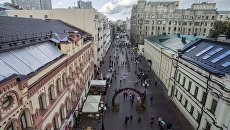Прохожие на улице Старый Арбат в Москве Прохожие на улице Старый Арбат в Москве