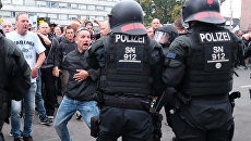 Полицейские и протестующие в Хемнице Полицейские и протестующие в Хемнице