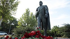 Цветы в память об Иосифе Кобзоне у памятника певцу в Донецке Цветы в память об Иосифе Кобзоне у памятника певцу в Донецке