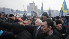 Американский сенатор Джон Маккейн на площади Независимости в Киеве, Украина. 15 декабря 2013 Американский сенатор Джон Маккейн на площади Независимости в Киеве, Украина. 15 декабря 2013
