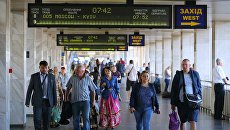 Пассажиры на Центральном железнодорожном вокзале в Киеве Пассажиры на Центральном железнодорожном вокзале в Киеве
