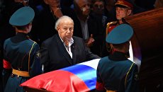 Скульптор, художник Зураб Церетели на церемонии прощания с народным артистом СССР, певцом Иосифом Кобзоном Скульптор, художник Зураб Церетели на церемонии прощания с народным артистом СССР, певцом Иосифом Кобзоном