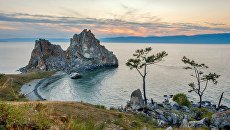 Скала Шаманка и мыс Бурхан на острове Ольхон Скала Шаманка и мыс Бурхан на острове Ольхон