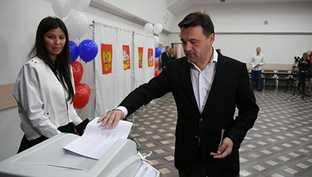 Кандидат на пост губернатора Московской области Андрей Воробьев на избирательном участке в Московской области в единый день голосования.