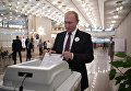 Президент РФ Владимир Путин во время голосования на выборах мэра Москвы Президент РФ Владимир Путин во время голосования на выборах мэра Москвы