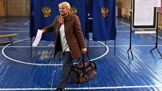 Избирательница голосует на своем избирательном участке. Архивное фото Избирательница голосует на своем избирательном участке. Архивное фото