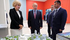 Президент РФ Владимир Путин во время осмотра проекта музейного и театрально-образовательного комплексов Владивостока. 10 сентября 2018 Президент РФ Владимир Путин во время осмотра проекта музейного и театрально-образовательного комплексов Владивостока. 10 сентября 2018