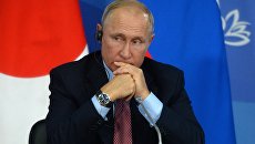 Владимир Путин на пресс-конференции по итогам переговоров с премьер-министром Японии Синдзо Абэ в рамках IV Восточного экономического форума на территории ДВФУ на острове Русский. 10 сентября 2018 Владимир Путин на пресс-конференции по итогам переговоров с премьер-министром Японии Синдзо Абэ в рамках IV Восточного экономического форума на территории ДВФУ на острове Русский. 10 сентября 2018