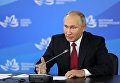 Президент РФ Владимир Путин во время встречи с премьер-министром Южной Кореи Ли Нак Ёном на полях IV Восточного экономического форума на территории ДВФУ на острове Русский Президент РФ Владимир Путин во время встречи с премьер-министром Южной Кореи Ли Нак Ёном на полях IV Восточного экономического форума на территории ДВФУ на острове Русский