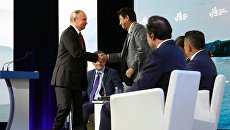 Президент РФ Владимир Путин и премьер-министр Японии Синдзо Абэ на пленарном заседании Дальний Восток: расширяя границы возможностей ВЭФ-2018. 12 сентября 2018 Президент РФ Владимир Путин и премьер-министр Японии Синдзо Абэ на пленарном заседании Дальний Восток: расширяя границы возможностей ВЭФ-2018. 12 сентября 2018