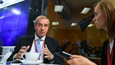 Губернатор Иркутской области Сергей Левченко в радиорубке Sputnik на площадке IV Восточного экономического форума Губернатор Иркутской области Сергей Левченко в радиорубке Sputnik на площадке IV Восточного экономического форума