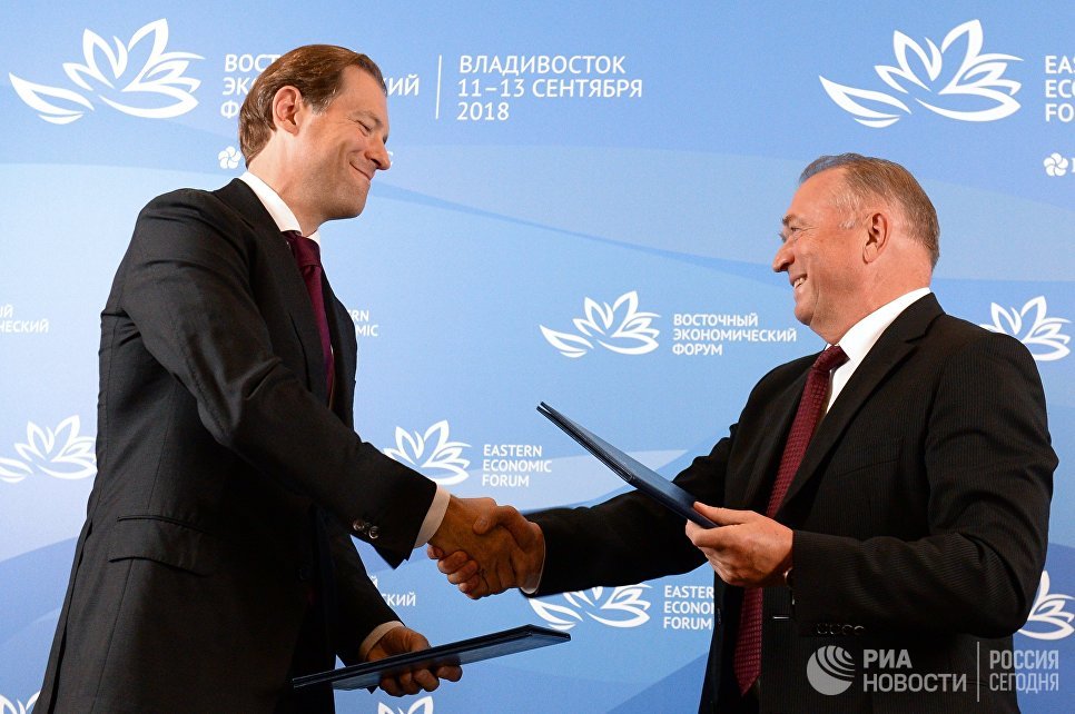 Министр промышленности и торговли РФ Денис Мантуров и президент Торгово-промышленной палаты РФ Сергей Катырин на церемонии подписания соглашения на IV Восточном экономическом форуме Министр промышленности и торговли РФ Денис Мантуров и президент Торгово-промышленной палаты РФ Сергей Катырин на церемонии подписания соглашения на IV Восточном экономическом форуме