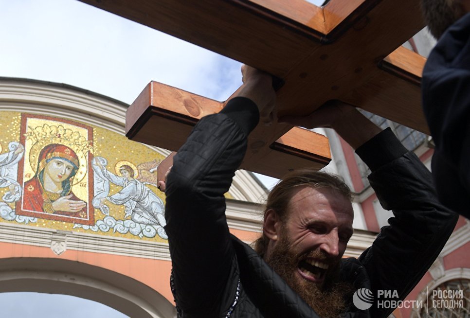 Участник крестного хода в честь Дня перенесения мощей святого благоверного князя Александра Невского Участник крестного хода в честь Дня перенесения мощей святого благоверного князя Александра Невского