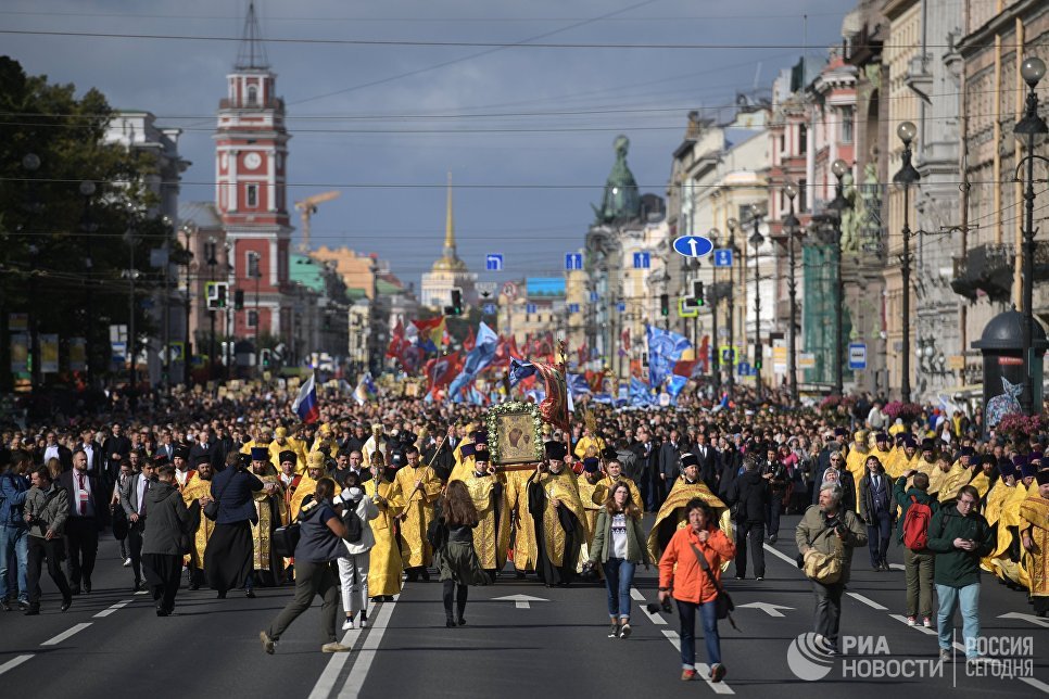 Священнослужители во время крестного хода в честь Дня перенесения мощей святого благоверного князя Александра Невского Священнослужители во время крестного хода в честь Дня перенесения мощей святого благоверного князя Александра Невского