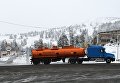 Снег на автомобильной дороге Р-257 в районе Буйбинского перевала в Красноярской крае Снег на автомобильной дороге Р-257 в районе Буйбинского перевала в Красноярской крае