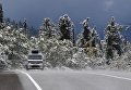 Снег на автомобильной дороге Р-257 в районе Буйбинского перевала в Красноярской крае Снег на автомобильной дороге Р-257 в районе Буйбинского перевала в Красноярской крае