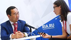 Айсен Николаев во время интервью на стенде Международного информационного агентства Россия сегодня на IV Восточном экономическом форуме Айсен Николаев во время интервью на стенде Международного информационного агентства Россия сегодня на IV Восточном экономическом форуме