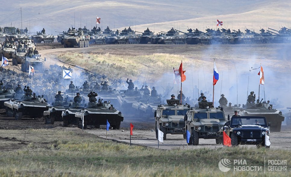 Военная техника во время парада военной техники, участвовавшей в учениях Восток-2018, на полигоне Цугол в Забайкальском крае Военная техника во время парада военной техники, участвовавшей в учениях Восток-2018, на полигоне Цугол в Забайкальском крае
