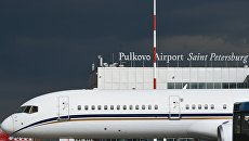 Самолет в аэропорту Пулково. Архивное фото Самолет в аэропорту Пулково. Архивное фото