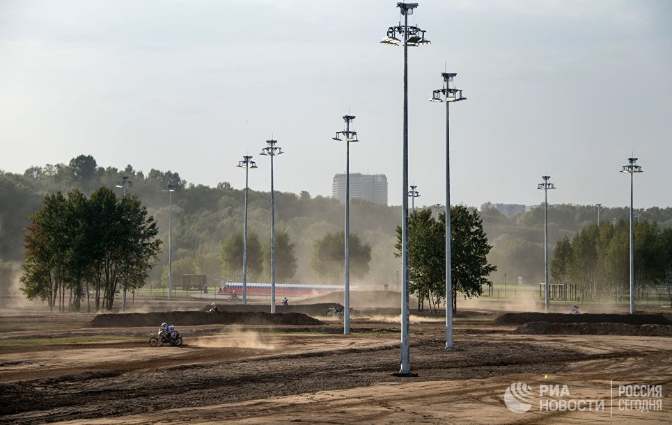 Трасса для мотокросса в парке технических видов спорта в Печатниках в Москве
