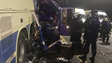 Сотрудники МЧС и медики на месте столкновения двух автобусов на трассе М-4 Дон Сотрудники МЧС и медики на месте столкновения двух автобусов на трассе М-4 Дон