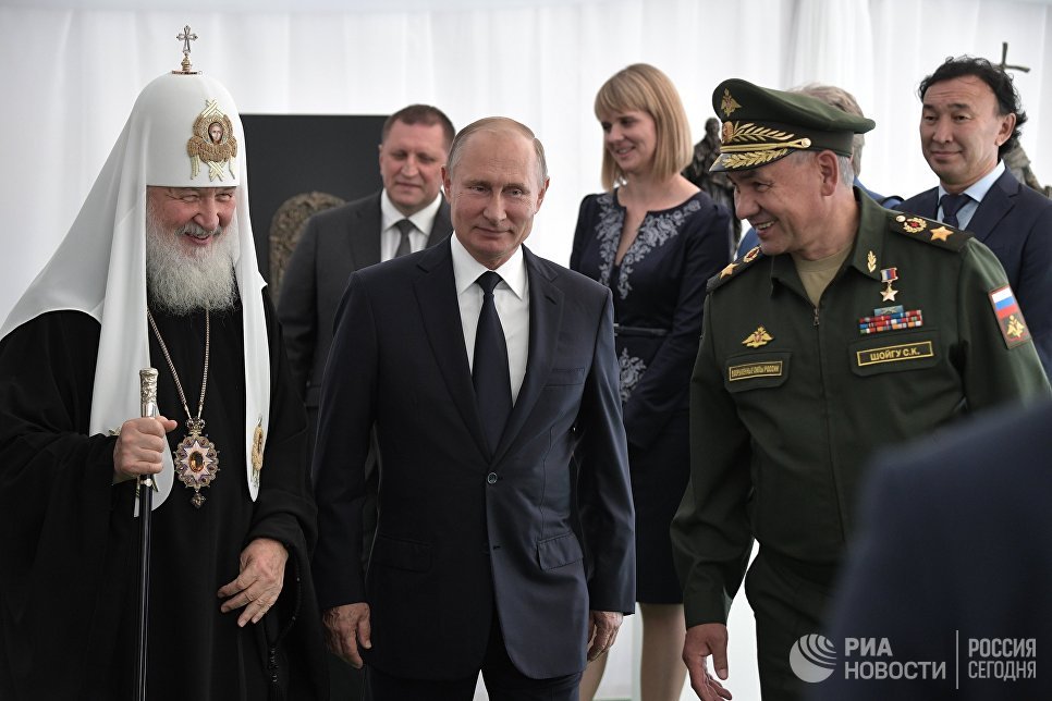 Президент РФ Владимир Путин во время осмотра макета и элементов отделки будущего главного храма Вооружённых сил РФ, который будет построен на территории военно-патриотического парка «Патриот» Президент РФ Владимир Путин во время осмотра макета и элементов отделки будущего главного храма Вооружённых сил РФ, который будет построен на территории военно-патриотического парка «Патриот»