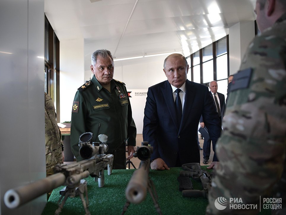 Президент РФ Владимир Путин и министр обороны РФ Сергей Шойгу во время посещения стрелкового центра АО Концерн Калашников на территории военно-патриотического парка Патриот Президент РФ Владимир Путин и министр обороны РФ Сергей Шойгу во время посещения стрелкового центра АО Концерн Калашников на территории военно-патриотического парка Патриот