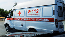 Автомобиль скорой медицинской помощи на дороге. Архивное фото Автомобиль скорой медицинской помощи на дороге. Архивное фото