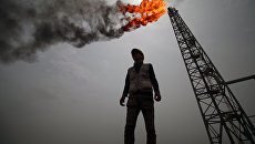Нефтегазовое месторождение в Басре, Ирак. Архивное фото Нефтегазовое месторождение в Басре, Ирак. Архивное фото