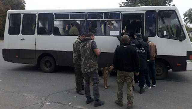 Эвакуация людей после взрыва на военном складе в Черниговской области Украины. 9 октября 2018 Эвакуация людей после взрыва на военном складе в Черниговской области Украины. 9 октября 2018