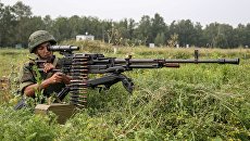 Военнослужащий воздушно-десантных войск России стреляет из крупнокалиберного пулемета НСВ-12,7 Утёс во время учений. Архивное фото Военнослужащий воздушно-десантных войск России стреляет из крупнокалиберного пулемета НСВ-12,7 Утёс во время учений. Архивное фото