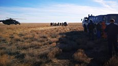Капсула с членами основного экипажа МКС-57/58 космонавтом Роскосмоса Алексеем Овчининым и астронавтом NASA Ником Хейгом после аварийной посадки в степи Казахстана Капсула с членами основного экипажа МКС-57/58 космонавтом Роскосмоса Алексеем Овчининым и астронавтом NASA Ником Хейгом после аварийной посадки в степи Казахстана