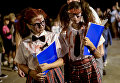 Участники фестиваля Zombie Walk в Ситжесе Участники фестиваля Zombie Walk в Ситжесе