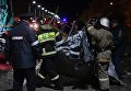 Сотрудники полиции и спасатели на месте столкновения автобуса с фурой в Чувашии Сотрудники полиции и спасатели на месте столкновения автобуса с фурой в Чувашии