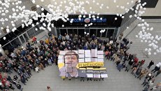 Участники акции в поддержку руководителя портала РИА Новости Украина Кирилла Вышинского у Международного мультимедийного пресс-центра МИА Россия сегодня в Москве. 12 октября 2018 Участники акции в поддержку руководителя портала РИА Новости Украина Кирилла Вышинского у Международного мультимедийного пресс-центра МИА Россия сегодня в Москве. 12 октября 2018