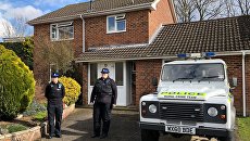 Сотрудники полиции у дома бывшего полковника ГРУ Сергея Скрипаля в Солсбери. Архивное фото Сотрудники полиции у дома бывшего полковника ГРУ Сергея Скрипаля в Солсбери. Архивное фото