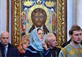 Верующие в Свято-Духовом кафедральном соборе в Минске, где проводит богослужение патриарх Московский и всея Руси Кирилл Верующие в Свято-Духовом кафедральном соборе в Минске, где проводит богослужение патриарх Московский и всея Руси Кирилл