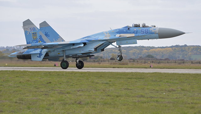 Украинский истребитель Су-27 во время учений Чистое небо - 2018